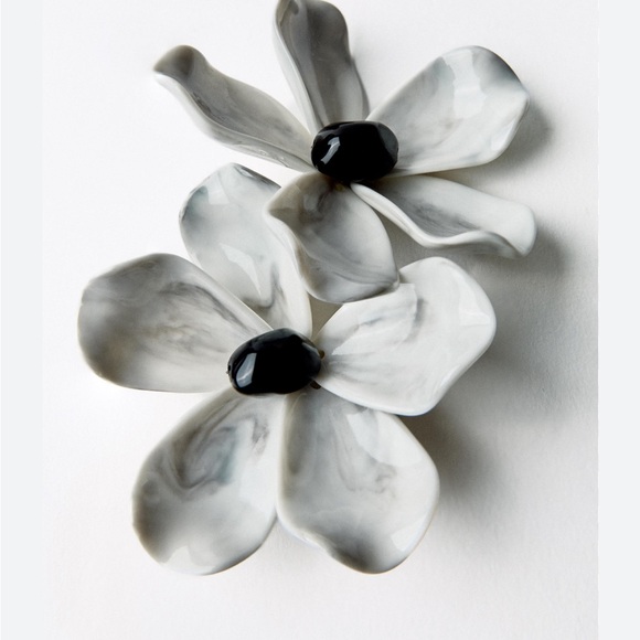 ZARA MAXI RESIN FLOWER EARRINGS. SIZE M - Picture 3 of 3